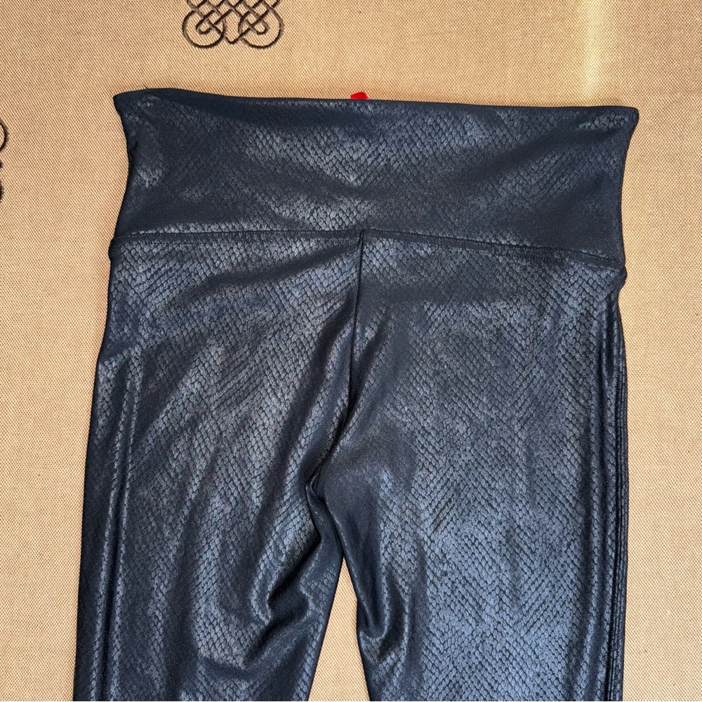 SPANX Faux Leather Croc Legging In Metallic Black Size L
In Excellent Condition - Picture 12 of 15
